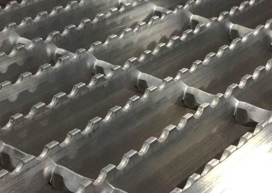 Q235 Lưới tản nhiệt bằng thép carbon thấp Loại có răng cưa cho cầu thang 25 * 5 mm