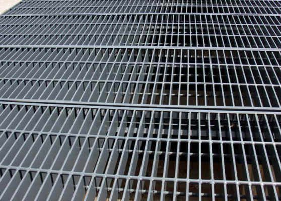 Lưới thép lái xe 30 * 3 mm cho nắp cống Độ rắn cao