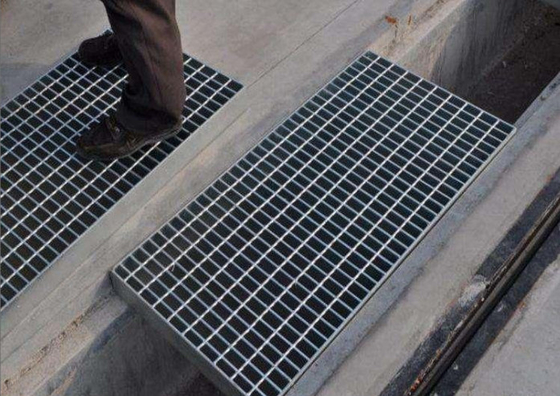 Lưới thép mạ kẽm nhúng nóng có thể tùy chỉnh cho nắp cống 30 * 5mm