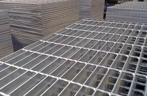 Lưới thép mạ kẽm có răng cưa được ép 32 * 5mm Cầu thang Tread Grating