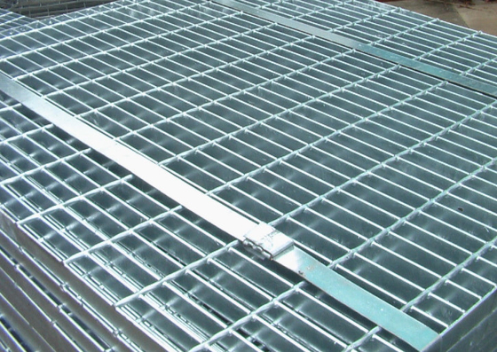 Chắc chắn 2-12mm Đường đi bộ bằng thép mạ kẽm Grating Cầu thang Tread Rãnh thoát nước