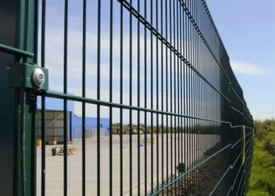 OEM Twin Wire Double Loop Wire Fencing với Square Post 50 * 100mm