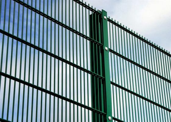 Tường sợi dây chuyền hai vòng màu đen được phủ galvanized / PVC để bảo vệ