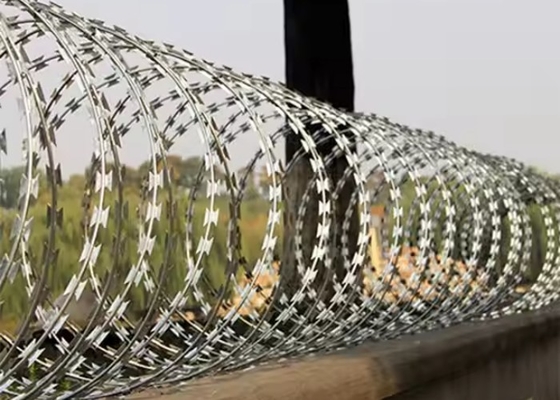 Biên giới hàng rào cưa sợi dây thép gai đệm nóng nhựa PVC phủ