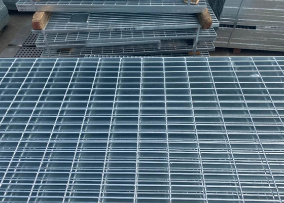 Thép kẽm đường đi lưới Đen / Trắng cho nhà máy hóa học 30 * 3mm
