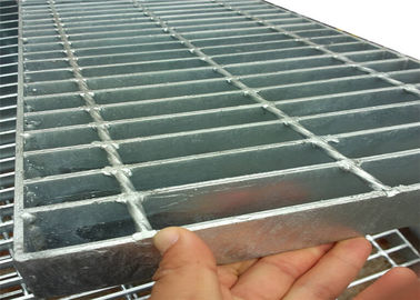 Đồng bằng / có răng cưa / I Loại lối đi bằng thép Grating Cross Bar Kích thước 6 mm / 8 mm có kẹp