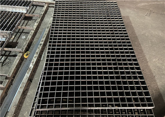 Q235 Lưới thép mạ kẽm ép 32 * 3mm cho cầu thang / lối đi
