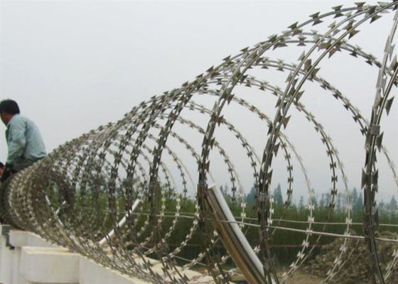 Dây thép gai sắc bén mạnh mẽ Dây kẽm nhúng nóng 2,5mm Bto-22 An ninh