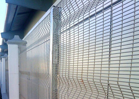 Hàng rào lưới 60x60mm 358 Dây mạ kẽm nhúng nóng / dây điện cho an ninh sân bay