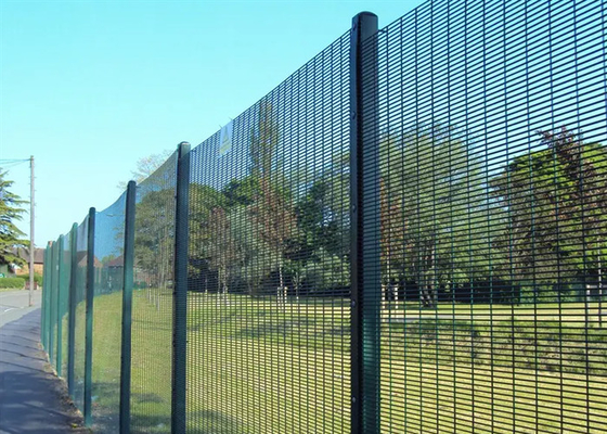 Chiều cao 3.0m Hàng rào nhà tù chống leo núi Mạ kẽm / Pvc tráng kẽm 76,2 * 12,7mm